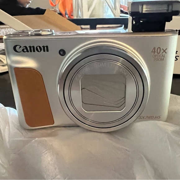 Canon SX740 HS Silver Digital Camera - Picture 8 of 16